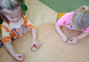 Dzieci tworzą jeżyki z ziemniaków i wykałaczek