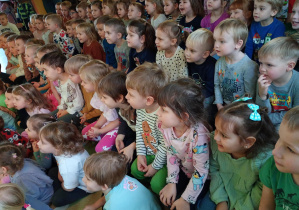 Puchatki z zainteresowaniem oglądają przedstawienie