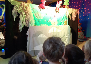 Dzieci przyglądają się przygodom bohaterów