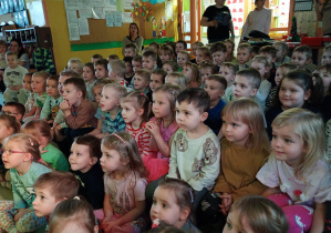 Maluchy z zainteresowaniem oglądają przedstawienie