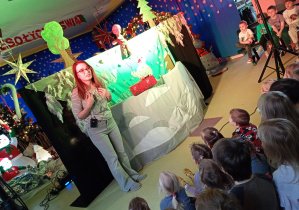 Dzieci uważnie słuchają o prezencie pozostawionym dla Mikołaja