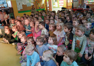 Dzieci oglądają przedstawienie "Zimowa przygoda ze świętym Mikołajem"
