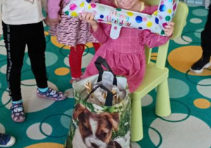 Milanka w koronie i w ramce urodzinowej.