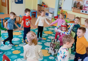 Dzieci śpiewają 100 lat.