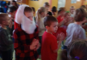 dzieci tańczą delfinki