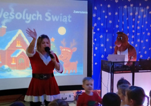 Pani Mikołajowa macha do dzieci