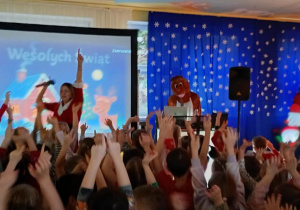 zabawa przy muzyce z Mikołajową i reniferem