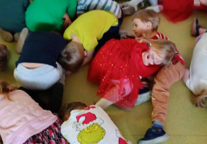 dzieci czekają an Mikołąja