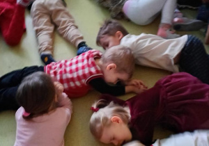 dzieci czekają na Mikołąja