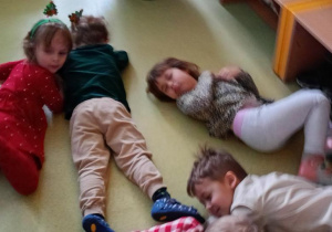 dzieci czekają na Mikołaja