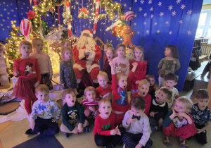 wspólne zdjęcie tygrysków z Mikołajem