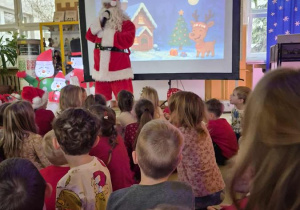 Święty Mikołaj rozmawia z dziećmi