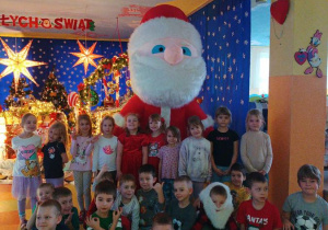 Wspólne zdjęcie delfinków z Mikołajem