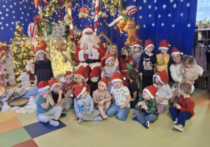 Wspólne zdjęcie Puchatków z Mikołajem