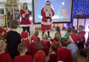 Mikołaj wita się z przedszkolakami