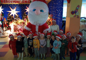 Wspólne zdjęcie Puchatków z postacią Mikołaja