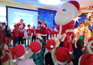 Dzieci bawią się na spotkaniu świątecznym w przedszkolu