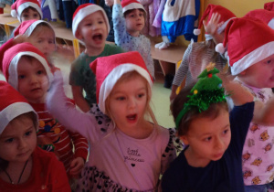 Puchatki bawią się do świątecznych piosenek