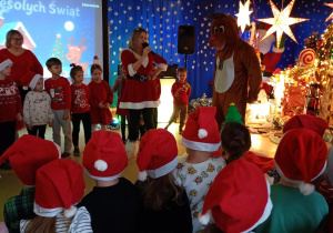 Renifer wita się z dziećmi