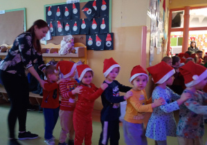 Puchatki w rytmie świątecznych piosenek poruszają się w pociągu