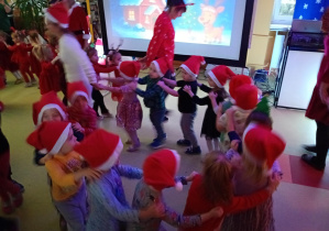 Puchatki w rytmie świątecznych piosenek poruszają się w pociągu