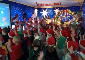 Dzieci tańczą podczas spotkania z Mikołajem