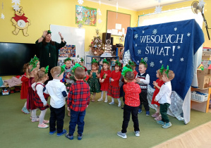 Puchatki tańczą wokół choinki