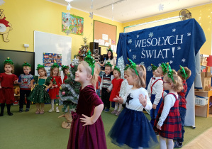 Puchatki śpiewają piosenkę, wcielając się w choineczki