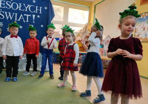 Puchatki recytują świąteczne wierszyki podczas występu artystycznego
