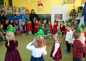 Puchatki śpiewają świąteczne piosenki podczas występu artystycznego