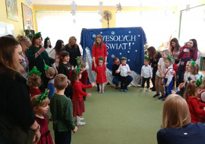 Dzieci tańczą z rodzicami do świątecznej posenki
