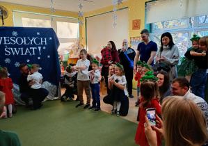 Puchatki tańczą z rodzicami do świątecznej posenki