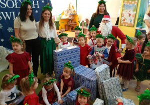 Wspólne zdjęcie dzieci z Mikołajem