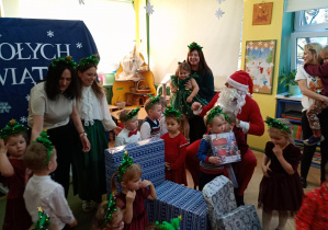 Dzieci otrzymały od Świętego Mikołaja prezenty