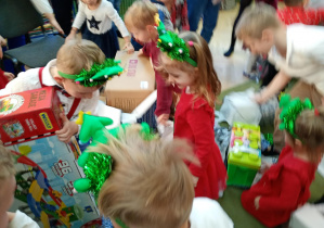 Dzieci rozpakowują prezenty