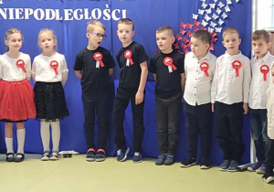 Dzieci śpiewają piosenkę