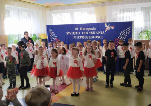 Dzieci śpiewają piosenkę