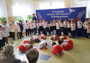 Dzieci odgrywają scenkę