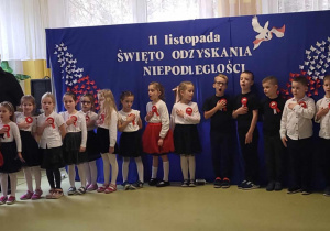 Dzieci śpiewają piosenkę