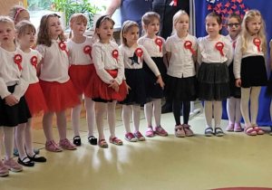 Dzieci śpiewają piosenkę