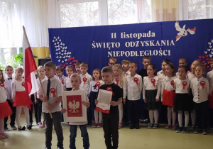 Dzieci śpiewają piosenkę