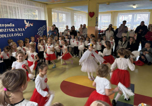 Dzieci odgrywają scenkę