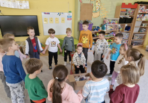 Dzieci śpiewają sto lat