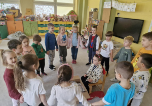 Dzieci śpiewają sto lat