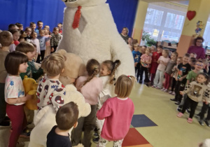 Miś tańczy z dziećmi