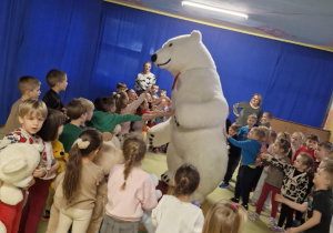 Miś tańczy z dziećmi