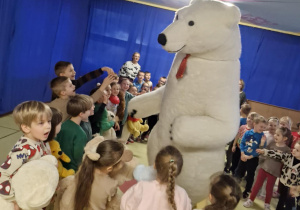 Miś tańczy z dziećmi