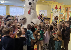 Miś tańczy z dziećmi