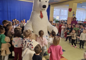 Miś tańczy z dziećmi