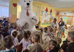 Miś tańczy z dziećmi